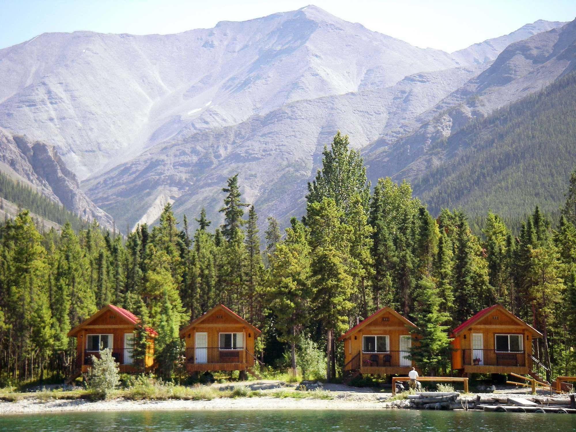 Northern Rockies Lodge Muncho Lake Экстерьер фото